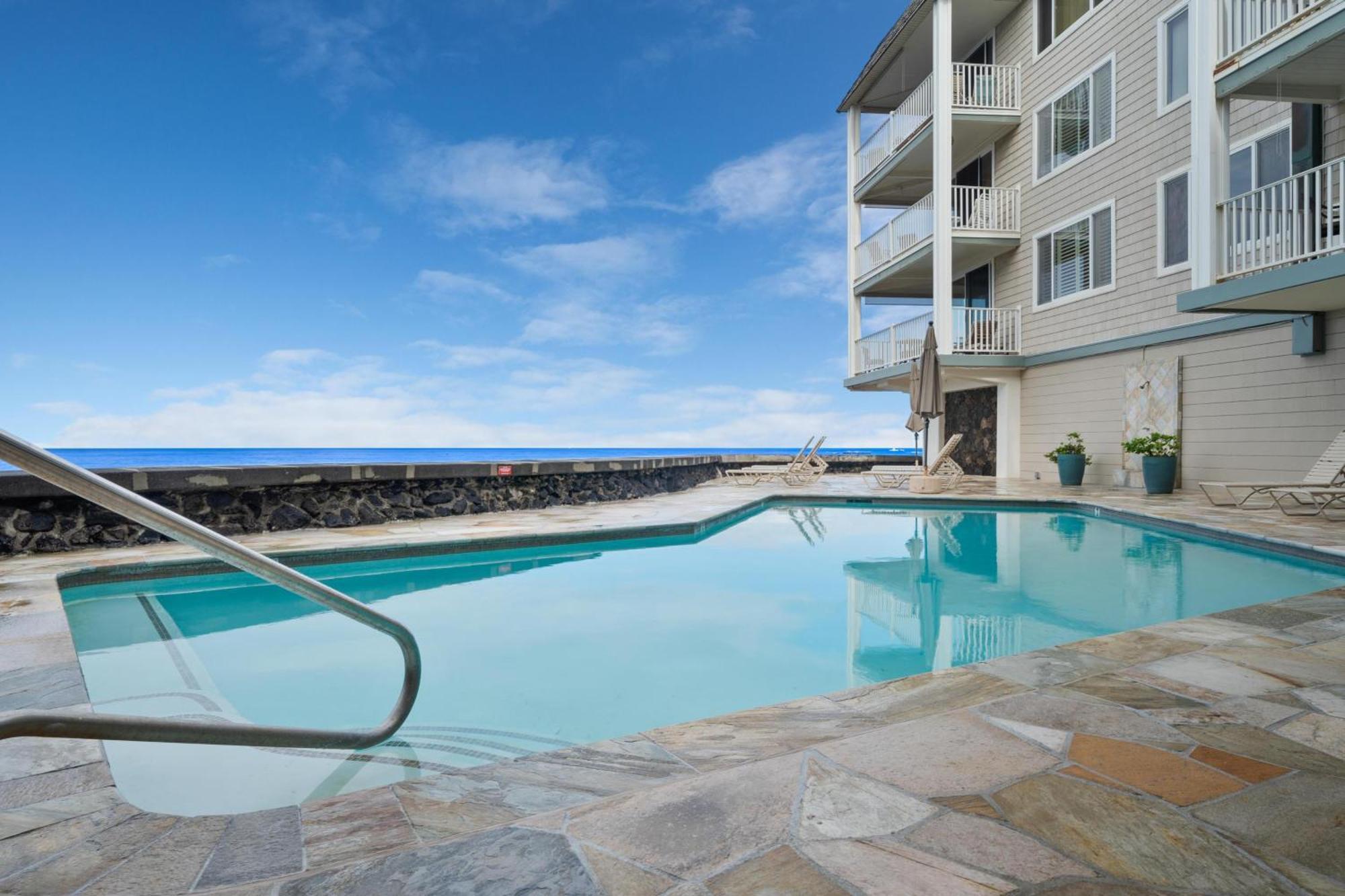 Classic Hawaiian Oceanfront Condo With Top Location - Hale Kona Kai 413 By Casago Kona Kailua-Kona Exterior photo