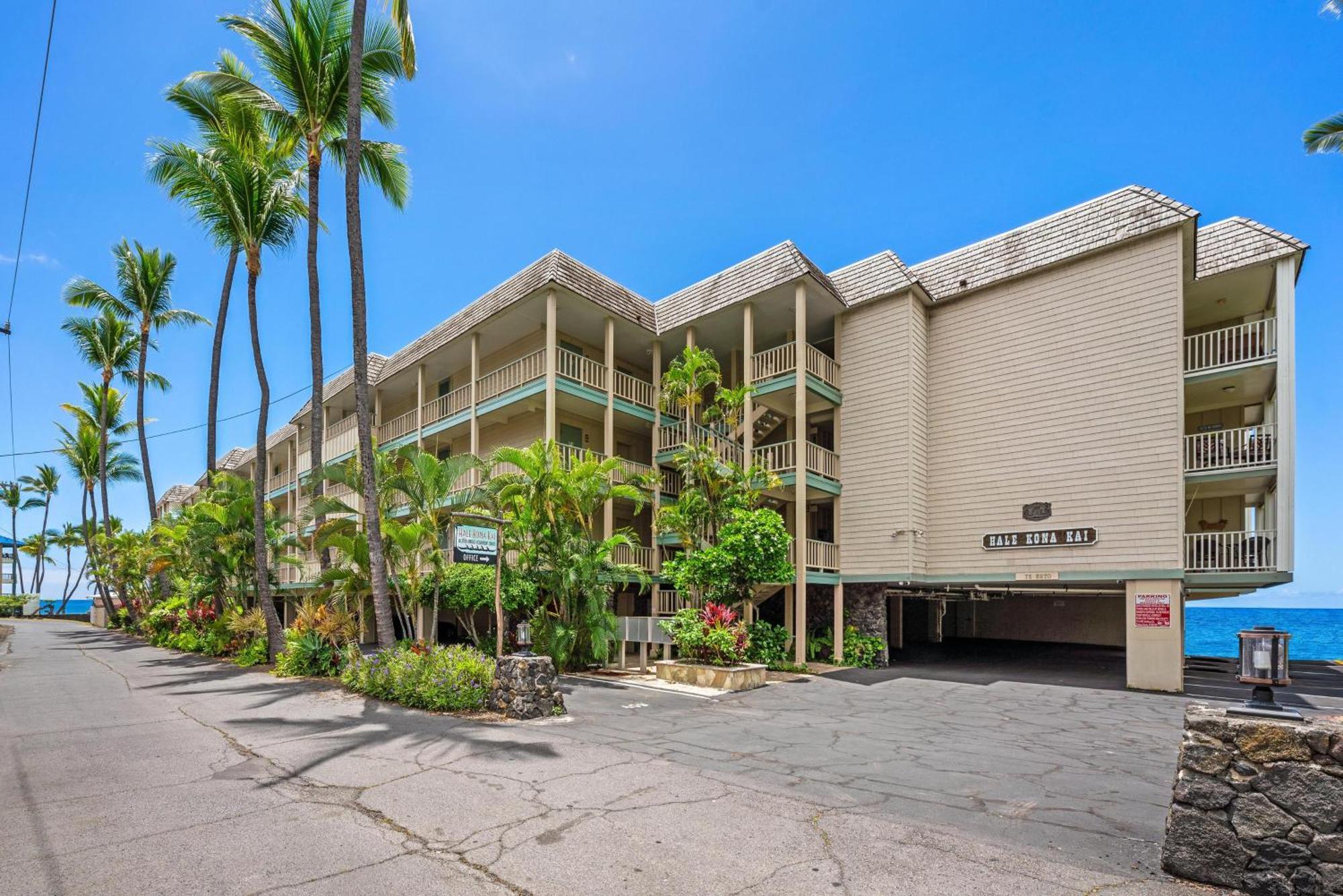 Classic Hawaiian Oceanfront Condo With Top Location - Hale Kona Kai 413 By Casago Kona Kailua-Kona Exterior photo