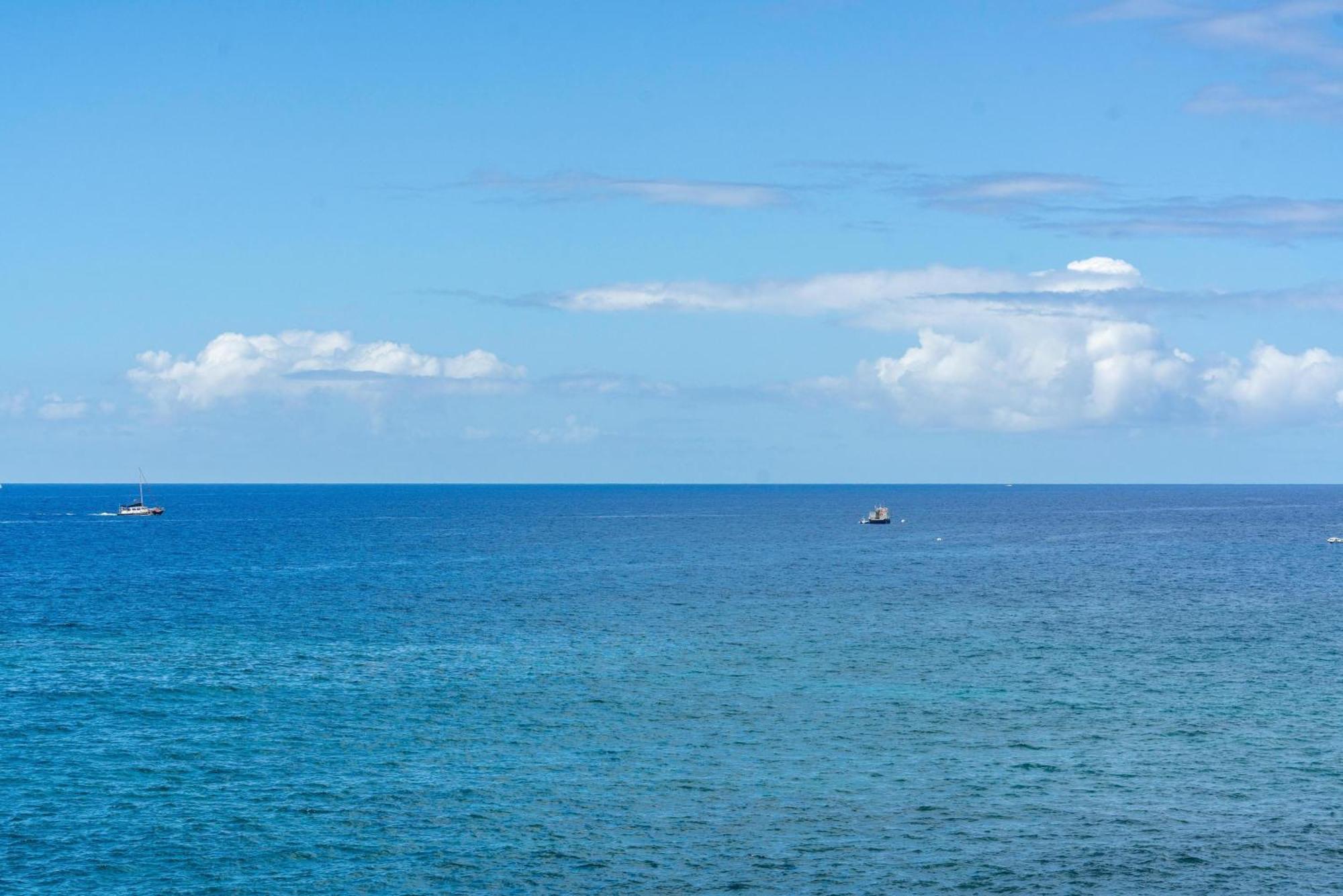 Classic Hawaiian Oceanfront Condo With Top Location - Hale Kona Kai 413 By Casago Kona Kailua-Kona Exterior photo