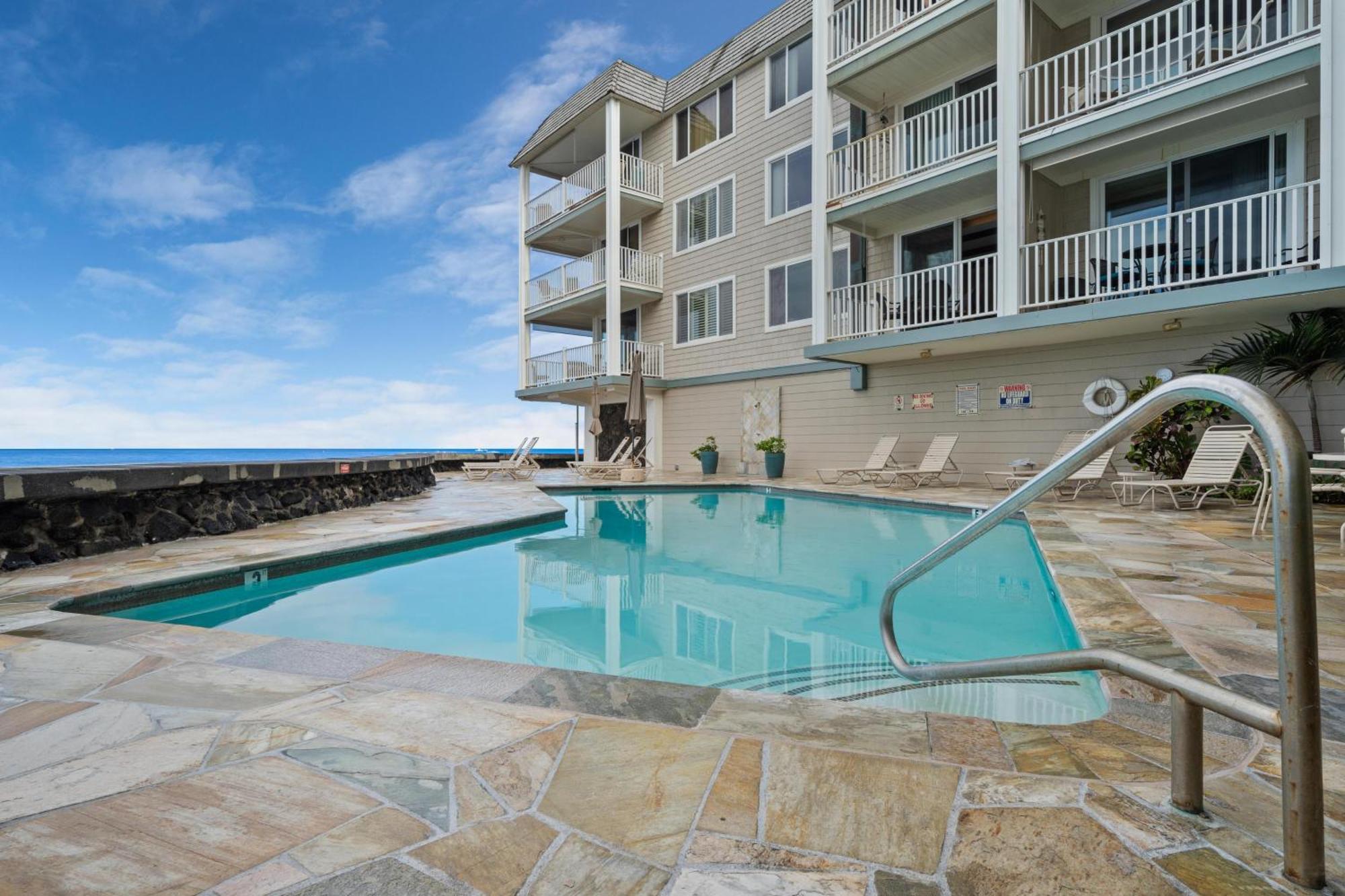 Classic Hawaiian Oceanfront Condo With Top Location - Hale Kona Kai 413 By Casago Kona Kailua-Kona Exterior photo