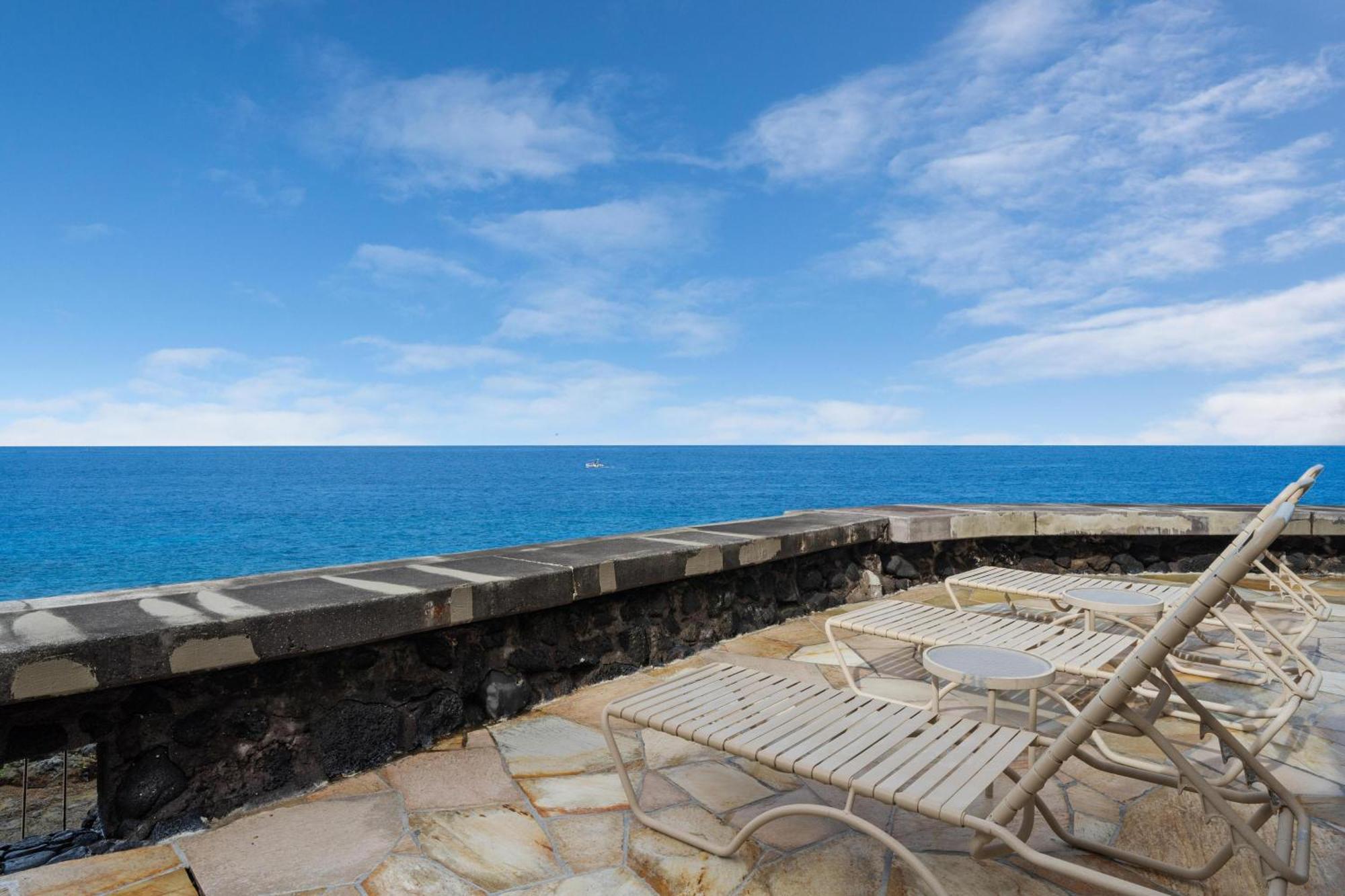 Classic Hawaiian Oceanfront Condo With Top Location - Hale Kona Kai 413 By Casago Kona Kailua-Kona Exterior photo